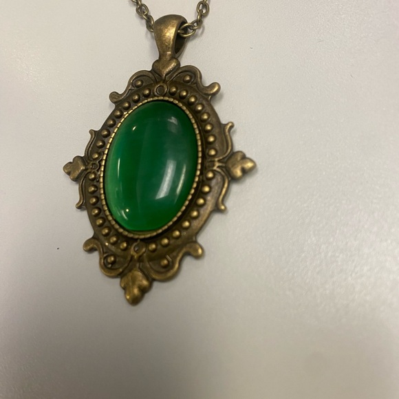 Vintage Green Pendant Necklace - Picture 3 of 5